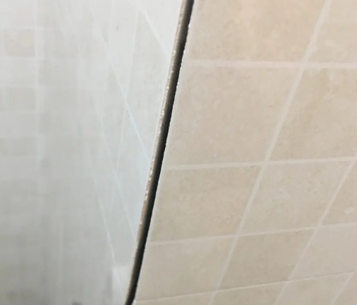 什邡瓷砖空鼓维修公司分享阳台瓷砖脱落的修复过程可以分为以下几个步骤