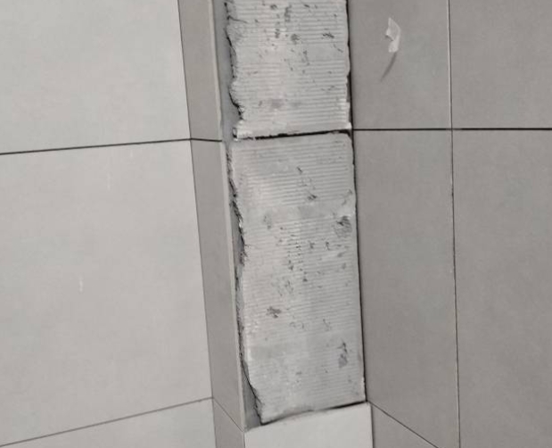 什邡瓷砖空鼓维修公司分享下瓷砖施工前基层浇水润湿程度不足，可能导致以下问题